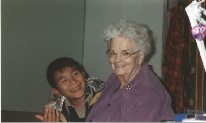 2002-02. Boy and farmor at Happy Birthday for boy
