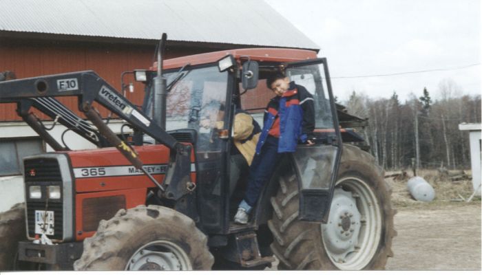 Apr 2002. In the tractor.
